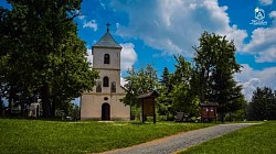 Црква у Сирогојну - Поглед на црквену порту у Сирогојну са споменицима који сведоче о дугој историји и важности ове парохије за локалну заједницу