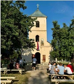 Црква у Сирогојну - Главни прилаз историјски важном храму у Сирогојну где се деценијама негују и одржавају православни обичаји