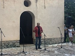 Црква Сирогојно - Велики народни сабор у част Светих апостола Петра и Павла као чувар живе народне традиције  Сабрање верног народа под окриљем светиње које спаја прошлост и будућност нашег села  Традиционални сабор у порти као симбол нераскидиве везе између цркве и народа кроз векове