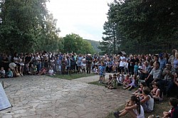 Црква Сирогојно - Храм Светих апостола Петра и Павла у Сирогојну током летњег дана са верно приказаном патином на зидовима старе цркве - Величанствен призор верног народа окупљеног у заједничкој молитви током сабора  Празнично сабрање испред зидане цркве које чува живи дух наше православне традиције  Народно коло и радост славе у портама храма Светих апостола Петра и Павла