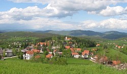 Сирогојно - Поглед на Сирогоjno као живописно планинско село које је сачувало свој првобитни изглед и мир  Традиционална архитектура и старе сеоске грађевине у непосредној близини зиданог храма  Слика села Сирогојна са црквом као централном тачком око које се вековима одвија живот