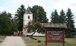 Црква Сирогојно - Уређена порта цркве у Сирогојну са поплочаним стазама и пажљиво одржаваним зеленим површинама