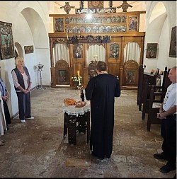 Црква Сирогојно - молитва у цркви - Пејзаж Сирогојна са црквом и традиционалним кућама у загрљају нетакнуте природе  Очување српске традиције кроз веру и народно неимарство у срцу Златибора  Мир и спокој прастарих борова који окружују храм и старе сеоске брвнаре