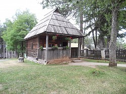 Црква Сирогојно