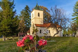 Црква Сирогојно - Kameno stepenište i ulazna vrata hrama u Sirogojnu ukrašena cvećem tokom letnjeg perioda