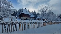 Старо село Сирогојно - музеј на отвореном - Спољашњи изглед дрвених брвнара које вековима пркосе времену у срцу златиборске природе  Аутентична дворишта и окућнице које приказују склад народног неимарства и планинског пејзажа  Поглед на кровне конструкције од шиндре и сламе које су обележје старе архитектуре овог краја