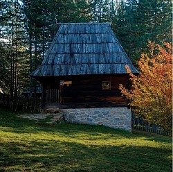 Старо село Сирогојно - музеј на отвореном - Аутентични приказ сеоског живота као темеља на коме почива српска култура и државност  Чувар старе српске архитектуре који будућим поколењима преноси вештину народних неимара  Архитектонско благо Сирогојна које документује склад природе и традиционалног начина живота