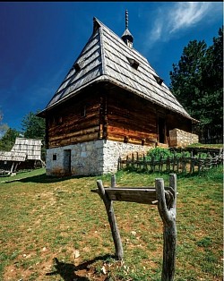 Старо село Сирогојно - музеј на отвореном - Јединствена поставка музеја на отвореном која спасава од заборава материјалну културу наших предака  Едукативни приказ старе сеоске заједнице који служи као живи уџбеник историје и традиције  Амбијентална целина музеја која омогућава посетиоцима непосредан сусрет са српском прошлошћу