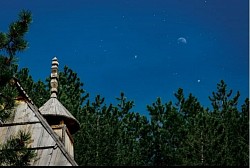 Старо село Сирогојно - музеј на отвореном - Бисер народног неимарства који доказује мудрост и вештину српског градитеља кроз историју  Склад природе и људске руке приказан кроз аутентичне облике старе српске архитектуре  Традиционално градитељство као израз духовног мира и практичне мудрости нашег народа