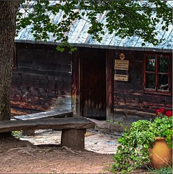 Старо село Сирогојно - музеј на отвореном - Чувар православног идентитета и духовни светионик златиборског краја кроз векове трајања  Нераскидива спона између вере и традиције очувана у аутентичном амбијенту села Сирогојна  Место духовног сабрања где се негује сећање на славне претке и старе српске обичаје