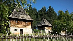 Старо село Сирогојно - музеј на отвореном  - Панорама музејског комплекса који верно приказује живот сеоског домаћинства из прошлог века  Старо српско село са окућницама и помоћним зградама као сведочанство народног градитељства
