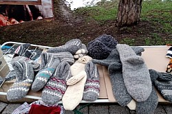 Музеј Плетиља Сирогојно - Традиција сирогојнских плетиља која је вунену уметност златиборских жена прославила у свету  Ручно рађени одевни предмети од вуне као спој функционалности и врхунске народне уметности