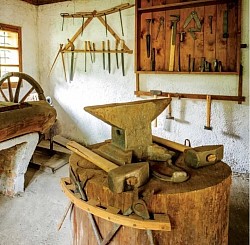 Музеј Старо село Сирогојно - Унутрашњост сеоске брвнаре са старинским предметима који одишу миром и спокојем прошлих времена  Приказ традиционалног начина спавања и обедовања у старој српској кући брвнари  Предмети од дрвета и земље који сведоче о скромности и практичности нашег сеоског домаћина