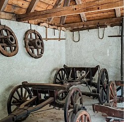 Музеј Старо село Сирогојно - Аутентични предмети за свакодневну употребу од дубљеног дрвета и традиционалног покућства  Приказ старих дрвених справа за прераду млека и припрему хране у планинским условима  Експонати народне радиности који приказују једноставност и функционалност старих сеоских алата  Старинске дрвене каце и бурад за чување хране као део сталн