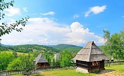 Старо село Сирогојно музеј на отвореном -Значај очувања старих српских села као темеља наше духовности и културног наслеђа  Поглед на Сирогојно као симбол опстанка народних обичаја и вековне традиције златиборских домаћина  Неговање корена и преношење традиционалних вредности будућим нараштајима кроз амбијент старог